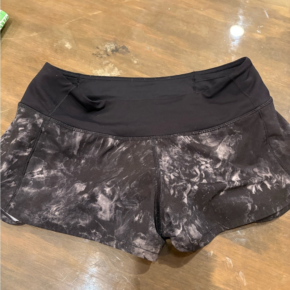 Lululemon Speed up shorts size 2
2.5 inseam